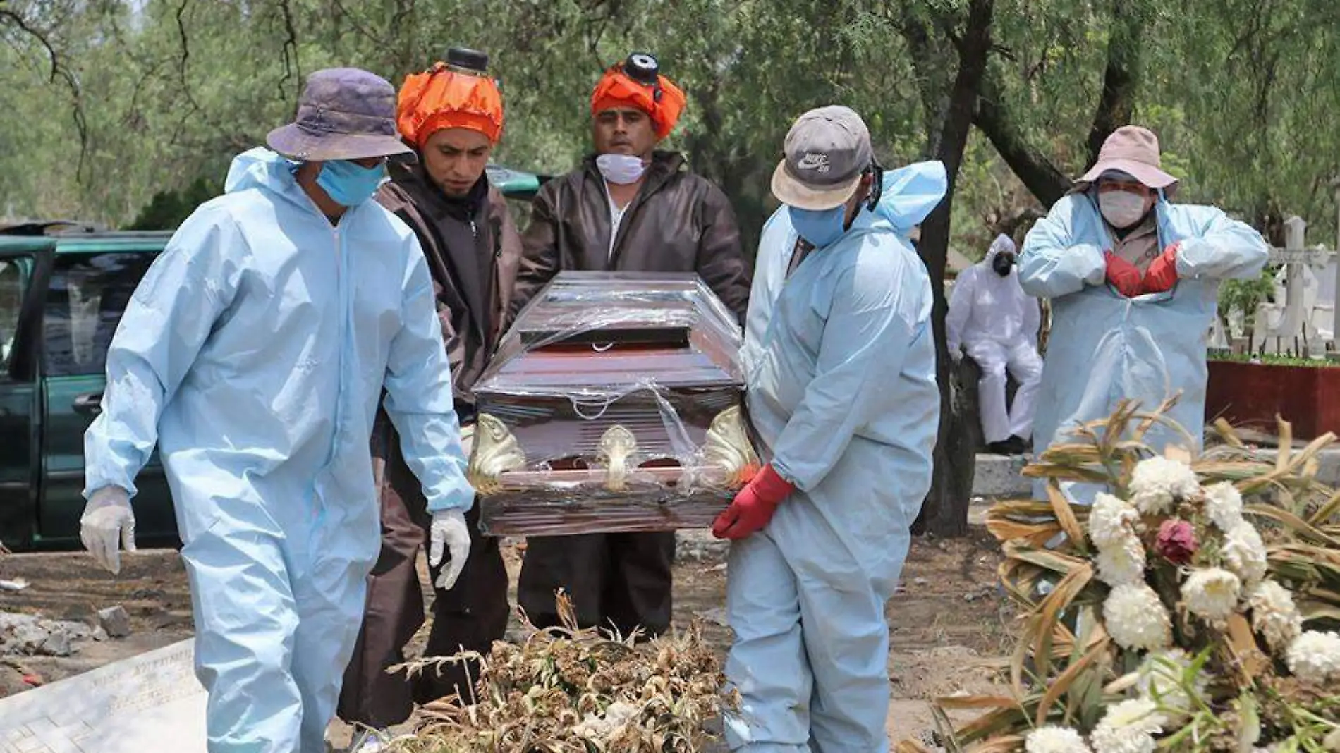 personal funerario carga cadaver covid